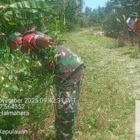 Babinsa Koramil 1505-05/Sofifi Ajak Warga Bersihkan Rumput di Pinggir Jalan Desa Barbar