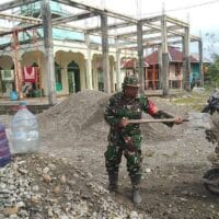 Perkuat Kebersamaan Serta Cerminkan Sikap Toleransi, Babinsa Koramil 1710-07/Mapurujaya Bersama Warga Gelar Kerja Bakti Pembangunan Masjid