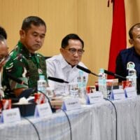 Rilis Pers Puspen Kemendagri  Selasa, 30 Desember 2025  *Mendagri: Libatkan Semua Pihak, Pemerintah Kerahkan Seluruh Upaya Tangani Bencana Sejak Awal*  Banda Aceh – Menteri Dalam Negeri (Mendagri) Muhammad Tito Karnavian mengungkapkan, pemerintah pusat bersama pemerintah daerah (Pemda) sejak awal telah mengerahkan berbagai upaya dengan melibatkan seluruh pemangku kepentingan dalam penanganan bencana. Hingga kini, pemulihan pascabencana di wilayah terdampak terus dipercepat, terutama di daerah yang kondisinya masih berat.  Mendagri menjelaskan, secara nasional terdapat 52 kabupaten/kota terdampak bencana banjir dan longsor. Dari jumlah tersebut, 18 berada di Aceh, 18 di Sumatera Utara, dan 16 di Sumatera Barat. Berkat kerja keras seluruh pihak, sebagian besar wilayah menunjukkan pemulihan yang signifikan.  “Berkat kecepatan dan juga kerja keras dari semua pihak, baik pusat maupun daerah, dan masyarakat dan semua pihak yang terlibat, sampai saat ini kita melihat bahwa sudah banyak terlihat pemulihan di Aceh,” ujar Mendagri saat Rapat Satuan Tugas (Satgas) Pemulihan Pascabencana di Kota Banda Aceh, Aceh, Selasa (30/12/2025).  Namun demikian, Mendagri menekankan masih terdapat sejumlah daerah yang membutuhkan perhatian serius. Di Aceh, kata dia, beberapa wilayah yang masih memerlukan percepatan pemulihan antara lain Aceh Tamiang, Aceh Tengah, Aceh Timur, Gayo Lues, Bener Meriah, dan Pidie Jaya. “Yang paling berat adalah Tamiang, karena Tamiang pemerintahnya belum berjalan efektif, dan kemudian ekonominya juga belum jalan maksimal,” tegasnya.  Sementara itu, di Sumatera Utara, dari 18 daerah terdampak kini tersisa lima daerah yang masih perlu penanganan lebih lanjut, yakni Tapanuli Tengah, Tapanuli Utara, Tapanuli Selatan, Mandailing Natal, dan Kota Sibolga. Adapun di Sumatera Barat, dari 16 daerah terdampak, tiga daerah yang menjadi prioritas perhatian adalah Agam, Padang Pariaman, dan Tanah Datar.  Ia mengungkapkan, upaya percepatan yang perlu dilakukan saat ini adalah pembersihan lumpur maupun puing-puing sisa banjir dan longsor. Pembersihan ini harus betul-betul dimobilisasi. Saat ini, baik TNI maupun Polri telah menambah personel untuk membantu proses pembersihan. Langkah ini dibarengi dengan upaya menghidupkan kembali roda pemerintahan, terutama di Aceh Tamiang.  “Jadi Tamiang ini memang harus betul-betul ‘diserang’, ‘dikeroyok’ rame-rame, supaya secepat mungkin bangkit,” ujarnya.  Selain pembersihan, lanjutnya, perlu juga percepatan pendataan terhadap rumah yang mengalami kerusakan mulai dari kategori ringan, sedang, hingga berat. Data ini dibutuhkan untuk memastikan pemberian bantuan tepat sasaran. “Kalau kita bisa mendapatkan data yang sudah direkonsiliasi, ini yang perlu mungkin, siapa yang melakukan ini? Saran kami yang melakukan ini adalah BNPB (Badan Nasional Penanggulangan Bencana). Karena BNPB akan membayarkan,” ujarnya.  Pemerintah juga tengah menyiapkan hunian tetap (huntap) bagi masyarakat yang rumahnya rusak berat atau hilang. Sementara itu, bagi masyarakat yang rumahnya rusak ringan atau sedang akan diberikan bantuan uang untuk melakukan perbaikan. Ia menekankan kecepatan penyaluran bantuan ini penting karena akan mengurangi jumlah pengungsi.  Selain itu, bagi rumah yang rusak berat, pemerintah menyediakan hunian sementara (huntara) atau bantuan biaya sewa sembari menunggu pembangunan huntap selesai. Pemerintah juga menyiapkan bantuan biaya hidup, perabot rumah tangga, hingga dukungan pemulihan ekonomi bagi warga terdampak, termasuk petani yang sawahnya rusak.  Di sisi lain, guna mempercepat pembersihan wilayah dan menghidupkan kembali roda pemerintahan desa di Aceh Tamiang, Mendagri akan mengirimkan 1.000 lebih praja Institut Pemerintahan Dalam Negeri (IPDN). “Kami akan mengirimkan juga, 1.100 praja IPDN. Jadi kami anggap ini adalah, KKN (Kuliah Kerja Nyata) buat mereka. Masuk kurikulum. Tugas mereka utama adalah, satu bulan, dari tanggal 3 [Januari 2026] nanti, … untuk menghidupkan pemerintahan,” tandas Mendagri.  Sebagai informasi, rapat tersebut turut dihadiri Wakil Ketua DPR RI Sufmi Dasco Ahmad bersama jajaran pimpinan dan anggota DPR RI, serta sejumlah menteri dan kepala lembaga. Mereka antara lain Menteri Keuangan (Menkeu) Purbaya Yudhi Sadewa, Menteri Pekerjaan Umum (PU) Dody Hanggodo, Menteri Perhubungan (Menhub) Dudy Purwagandhi, serta Kepala Staf Angkatan Darat (KSAD) Jenderal TNI Maruli Simanjuntak. Hadir pula Gubernur Aceh Muzakir Manaf dan Wakil Gubernur Aceh Fadhlullah bersama bupati/wali kota di Provinsi Aceh.  Puspen Kemendagri