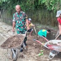 Material Longsor Tutup Jalan, Babinsa Kodim 1505/Tidore Serma Iwan Bersama Warga Turun Tangan