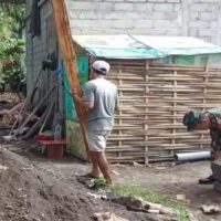 Menjaga Kesehatan Lingkungan, Sertu Supiansyah bersama Warga Wonorejo Bangun MCK