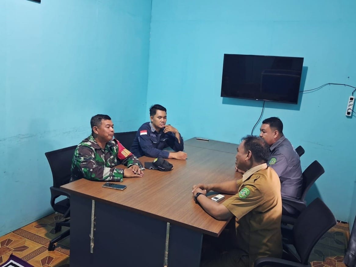 Babinsa Pela Lakukan Komsos dengan Aparatur Desa, Perkuat Sinergi untuk Pembangunan Wilayah