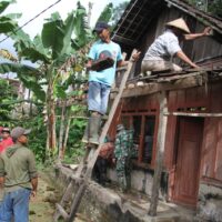 Mbah Sutrisno Senang Rumahnya Di Bongkar Satgas TMMD Kodim 0808/Blitar