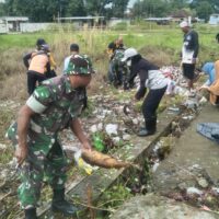 Dukung Gerakan Indonesia Asri, Babinsa Kodim Bojonegoro dan Masyarakat Karya Bakti Serentak Membersihkan Lingkungan