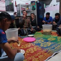 Serda Salahudin Perkuat Kemanunggalan TNI – Rakyat Lewat Gema Sahur Bersama Warga Desa Krisik