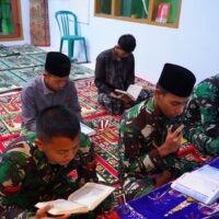 Meski Puasa Dan Bekerja Seharian, Satgas TMMD Ke 127 Kodim 0808/Blitar Tetap Laksanakan Tadarus Di Desa Krisik