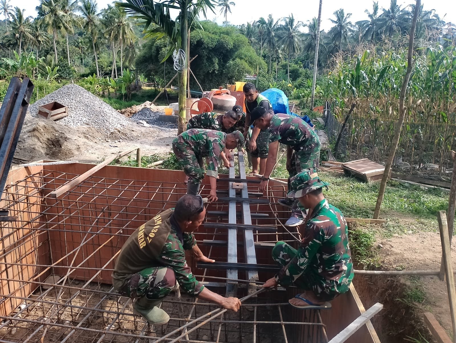 TNI AD Percepat Pembangunan Jembatan Gantung di Lima Puluh Kota, Akses Warga Segera Pulih