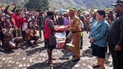 Dandim 1714/PJ Dampingi Bupati Puncak Serahkan Sembako Untuk Masyarakat Pengungsi di Kab. Puncak Jaya