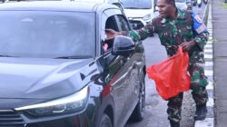 Berbagi Kebahagiaan Ramadan, Lanud Sultan Hasanuddin Bagikan Takjil di Simpang Lima Bandara