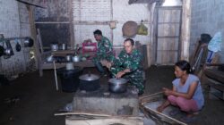 Kebersamaan TMMD Ke 127 Kodim 0808/Blitar, “Anggota Satgas Bantu Warga Memasak Di Dapur”