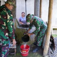 Wujudkan Kemanunggalan, Satgas TMMD Ke 127 Kodim 0808/Blitar Ringankan Beban Warga Menimba Air