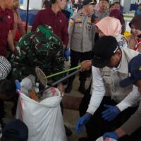 Dandim Bojonegoro Bersama Forkopimda Mendampingi Menteri Lingkungan Hidup Bersih-Bersih Sampah di Pasar Wisata