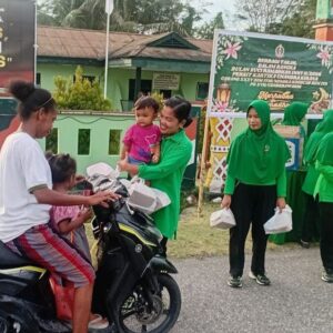 Ramadan Penuh Berkah, Koramil 1710-07/Mapurujaya Berbagi Takjil Untuk Warga