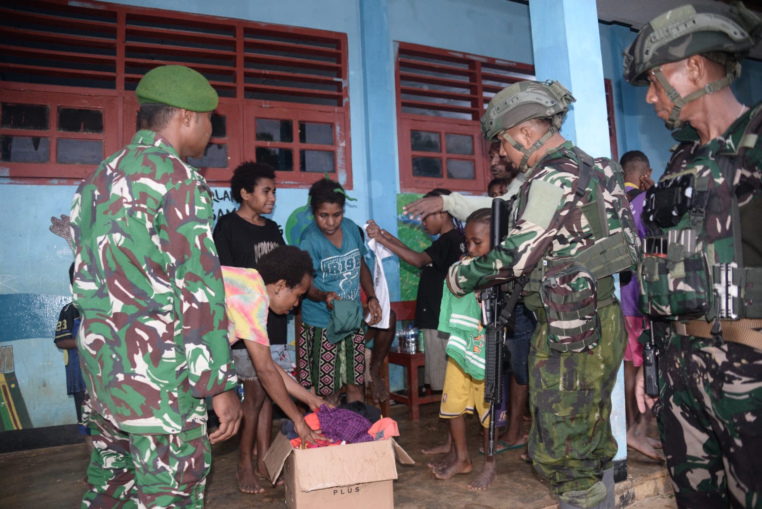 Tim Patroli Gabungan Koops TNI Papua Evakuasi 21 Pengungsi di Aifat Timur Jauh Maybrat