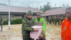 Momen Mengharukan, Tiga Eks OPM Cium Merah Putih dan Kembali ke NKRI