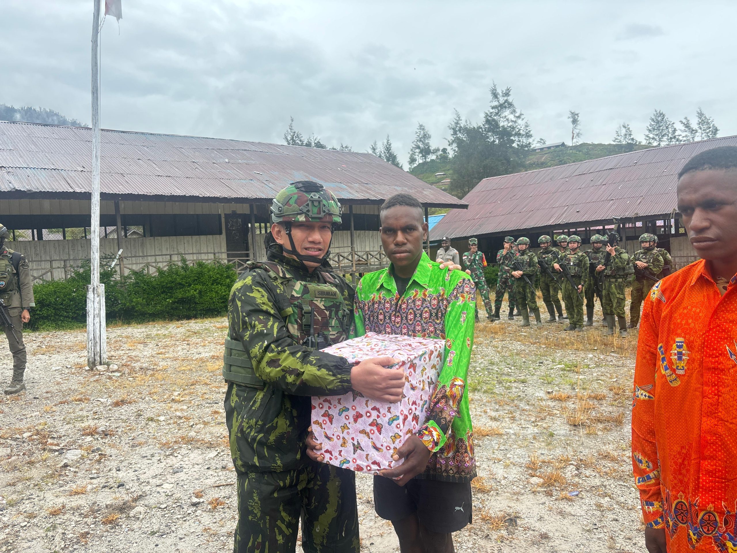 Momen Mengharukan, Tiga Eks OPM Cium Merah Putih dan Kembali ke NKRI