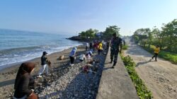 Jaga Kebersihan Pesisir, Koramil Sofifi Bersama BKKBN dan Polsek Gelar Aksi Bersih Pantai