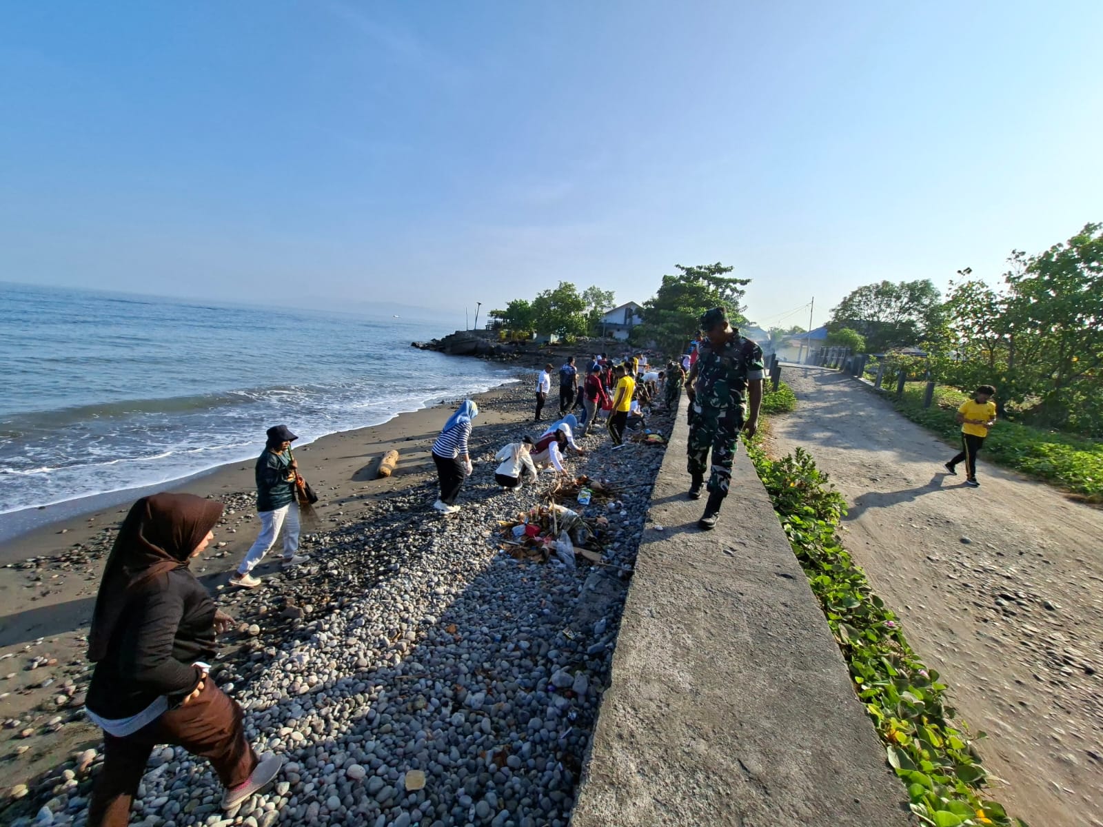 Jaga Kebersihan Pesisir, Koramil Sofifi Bersama BKKBN dan Polsek Gelar Aksi Bersih Pantai