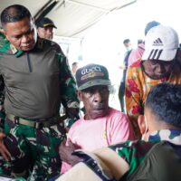 Wujudkan Kepedulian, Koops TNI Papua Gelar Pengobatan Gratis dan Bagi Sembako di Kampung Iwaka
