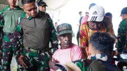 Wujudkan Kepedulian, Koops TNI Papua Gelar Pengobatan Gratis dan Bagi Sembako di Kampung Iwaka