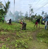 Babinsa Koramil 1710-07/Mapurujaya Ajak Warga Gotong Royong Bersihkan Halaman Gereja