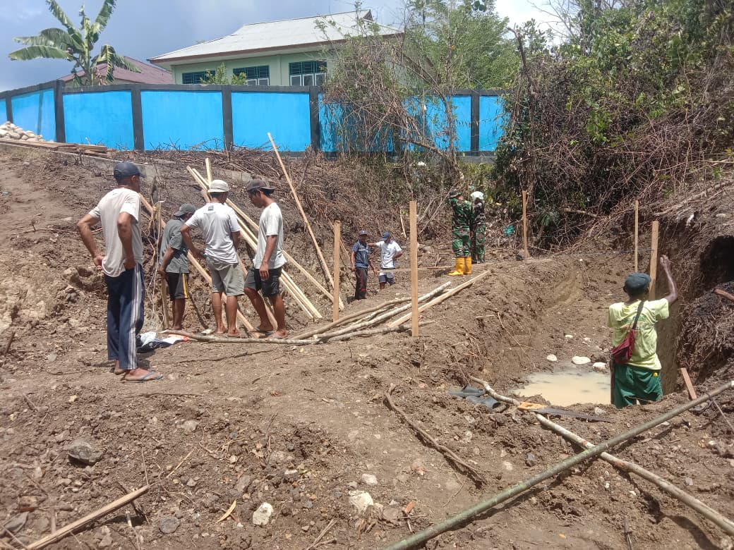 Awali Pembangunan, Personil Kodim 1505/Tidore dan Warga Pasang Bowplank Jembatan Garuda