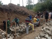 Kodim 1505/Tidore Bersama Warga Genjot Pembangunan Jembatan Garuda