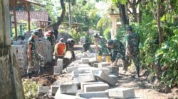 Semangat Anggota Kodim 0820/Probolinggo di Hari Pertama TMMD ke-128, Pemasangan Paving di Desa Brabe Dapat Apresiasi Warga