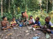 Satgas TMMD ke 128 Kodim 1801/Manokwari Berbagai Makanan Ringgan Dengan Anak-Anak Kampung Tanah Rubuh