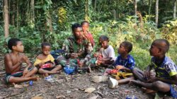 Satgas TMMD ke 128 Kodim 1801/Manokwari Berbagai Makanan Ringgan Dengan Anak-Anak Kampung Tanah Rubuh