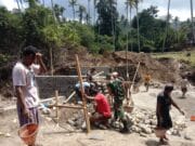 Pembangunan Jembatan Garuda Terus Dikebut, Kodim 1505/Tidore Bersama Warga Fokus Pemasangan Batu Pondasi Wing Jembatan 