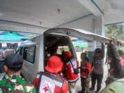 Aparat Gabungan TNI Bersama RSUD Mulia dan PMI Kab Puncak Jaya Evakuasi Pengungsi Korban Penembakan KKB di Distrik Sinak