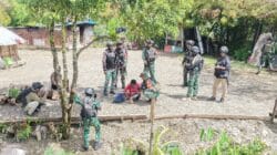 Kodim 1714/Puncak Jaya Peduli Pengungsi dan Salurkan Bantuan Kemanusiaan di Kampung Tirineri