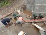 Anggota Kodim 1505/Tidore Bersama Warga Gotong Royong Angkat Batang Kelapa untuk Penahan Jembatan Garuda