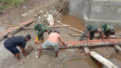 Anggota Kodim 1505/Tidore Bersama Warga Gotong Royong Angkat Batang Kelapa untuk Penahan Jembatan Garuda