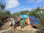 Kebersamaan Jadi Kekuatan, Personel Kodim 1505/Tidore dan Warga Gotong Royong Cor Lantai Jembatan Garuda