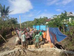 Kebersamaan Jadi Kekuatan, Personel Kodim 1505/Tidore dan Warga Gotong Royong Cor Lantai Jembatan Garuda
