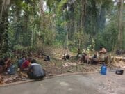 Di Balik Nasi Bungkus Ada Kebersamaan :  TMMD Ke-128 di Kampung Tanah Rubuh, Tanpa Sekat Tanpa Batas