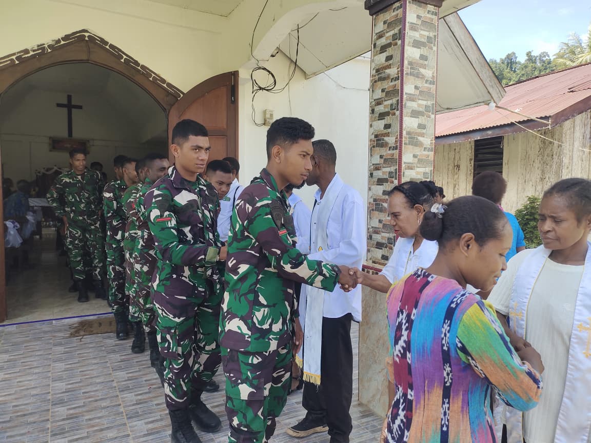 Iman dan Kerohanian Terjaga, Anggota Satgas TMMD ke-128 Kodim 1801/Manokwari Laksanakan Ibadah Minggu Bersama Warga