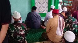 Kebersamaan Satgas TMMD Ke-128 dan Warga Brabe Terjalin Lewat Sholat Berjamaah di Masjid Al Karomah