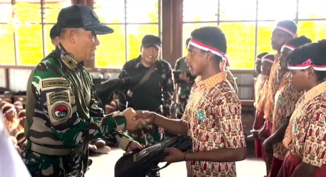 Koops TNI Habema Gelar Bhakti Pertiwi Hardiknas 2026 di SDN 1 Pomako