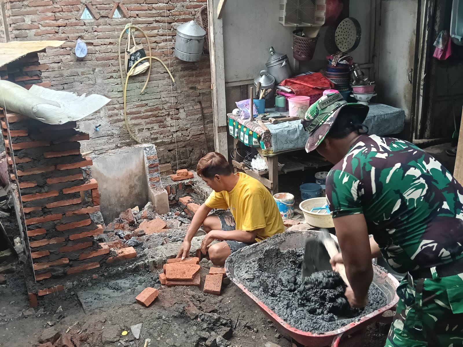 Pembangunan Sanitasi Tariyah di Dusun Sumur, Brabe Capai 40 Persen, Satgas TMMD Ke-128 Terus Kebut Pekerjaan