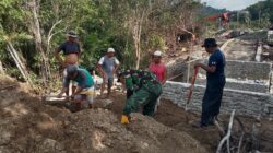 Kodim 1505/Tidore dan Warga Bahu Membahu Timbun Pondasi Jembatan Garuda
