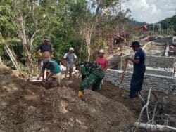 Kodim 1505/Tidore dan Warga Bahu Membahu Timbun Pondasi Jembatan Garuda