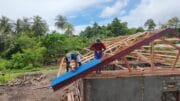 Satgas TMMD Ke-128 Kodim 1801/Manokwari Memasuki Tahap Pemasangan Atap Rehab Rumah Warga