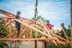 Satgas TMMD Ke-128 Kodim 1801/Manokwari Pasang Rangka Atap Rumah Warga di Kampung Tanah Rubuh