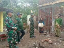 Dandim 0820 Probolinggo Tinjau Pembangunan Mushola Baiturrahim dan Serahkan Sembako untuk Warga Brabe