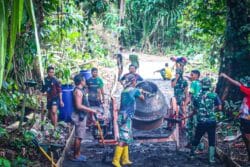 Pasi Ops Kodim 1801/Manokwari Turun Langsung Ikut Pengecoran Jalan TMMD Ke-128 di Kampung Tanah Rubuh