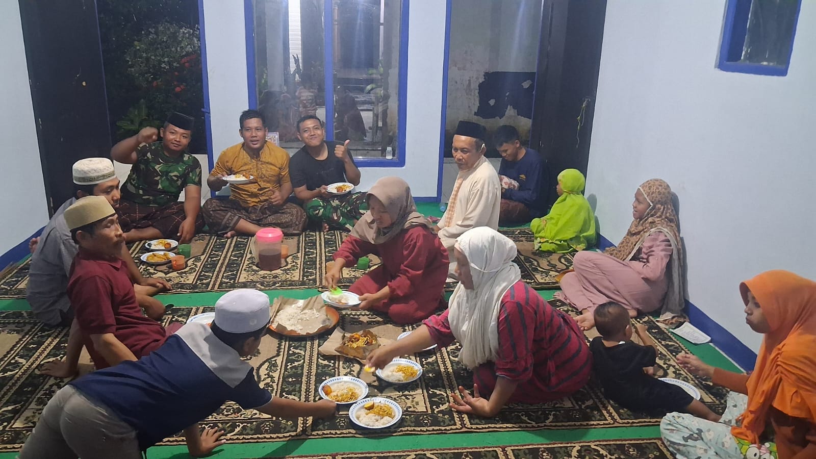 Satgas TMMD Ke-128 dan Warga Makan Bersama, Bukti Nyata Kemanunggalan TNI-Rakyat