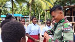 Senyum Hangat Anak-Anak Warnai Kebersamaan dengan Satgas TMMD ke-128 Kodim 1710/Mimika
